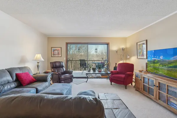 2445 Londin LN E #212, Maplewood, MN 55119