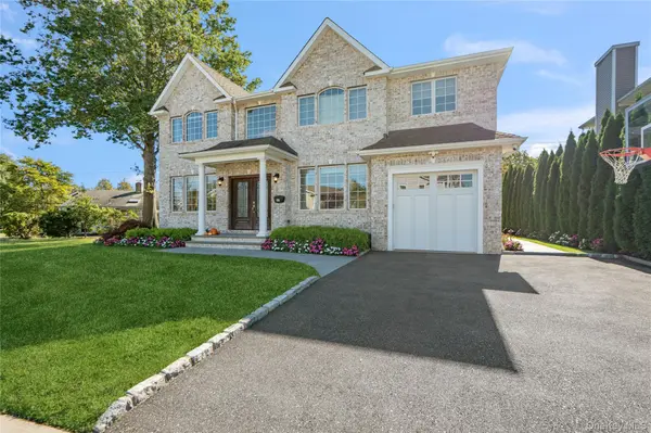55 Belmont CIR, Syosset, NY 11791