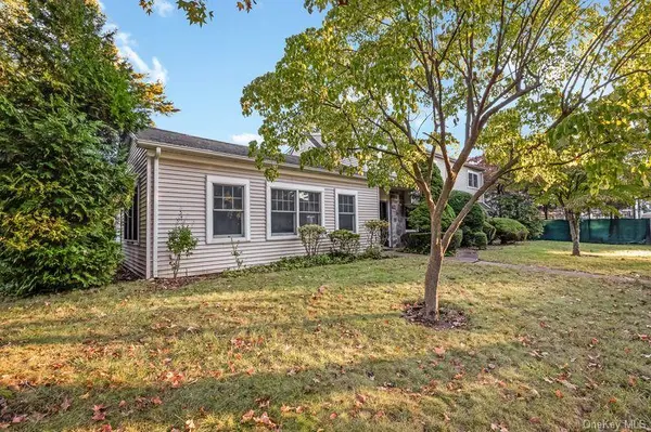 19 Strawberry LN, Roslyn Heights, NY 11577