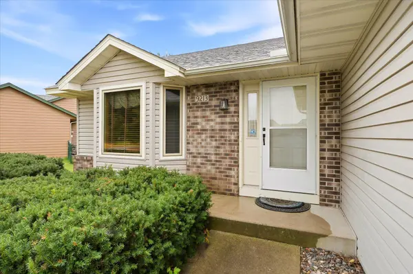 9213 Queens GDNS, Brooklyn Park, MN 55443