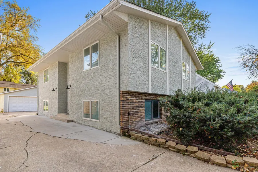 540 Hiawatha AVE, Mendota Heights, MN 55118