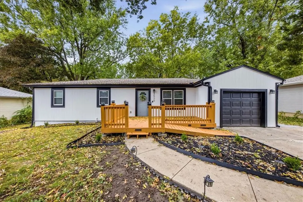 8520 Larsen ST, Overland Park, KS 66214