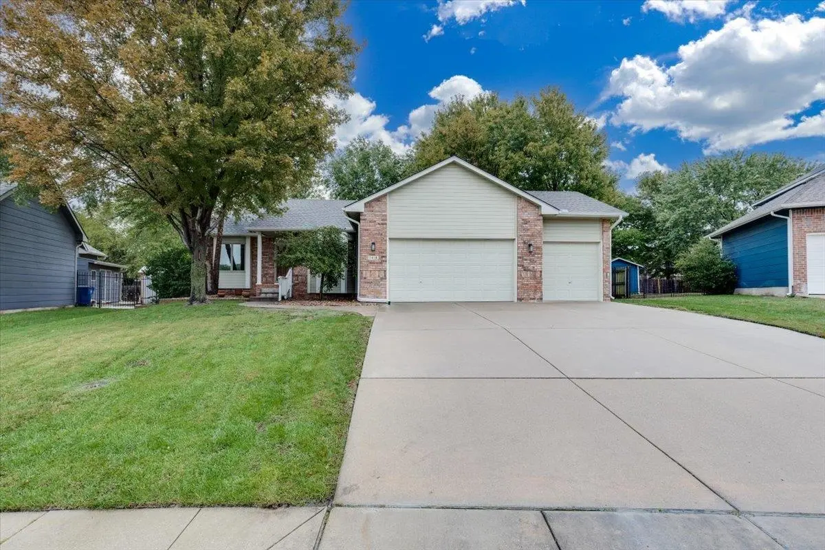 1418 N Briarwood Pl, Derby, KS 67037