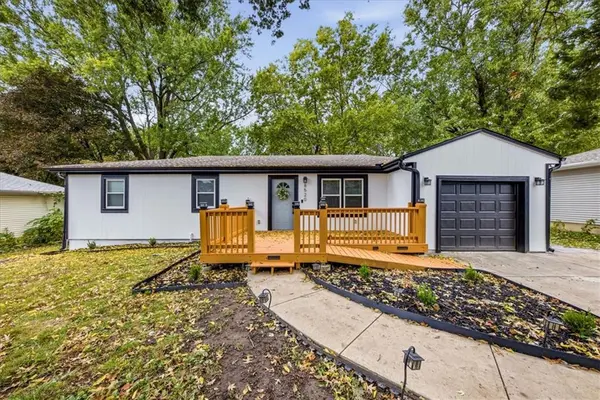 8520 Larsen ST, Overland Park, KS 66214