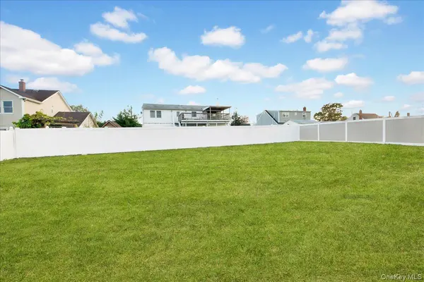 427 36th ST, Lindenhurst, NY 11757