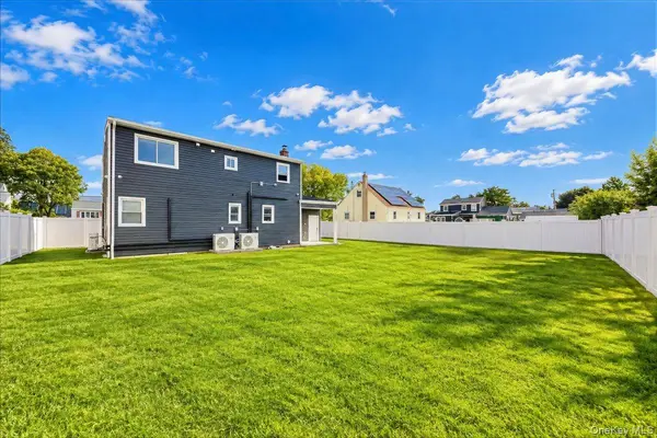 427 36th ST, Lindenhurst, NY 11757