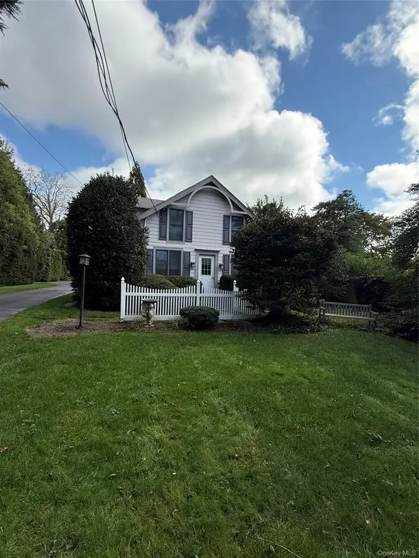 7 Suffolk LN, East Islip, NY 11730