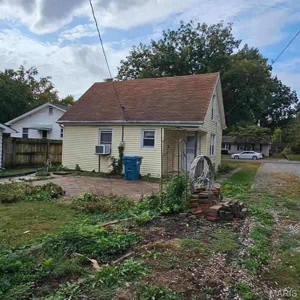 6 N Smith ST, Smithton, IL 62285