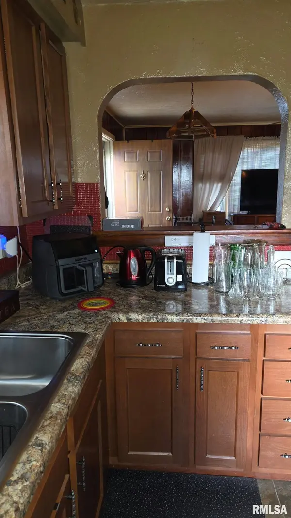 5 WILLOW CT, Canton, IL 61520