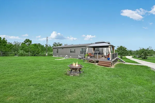 247 W Broken Tree LN, Smithville, TX 78957