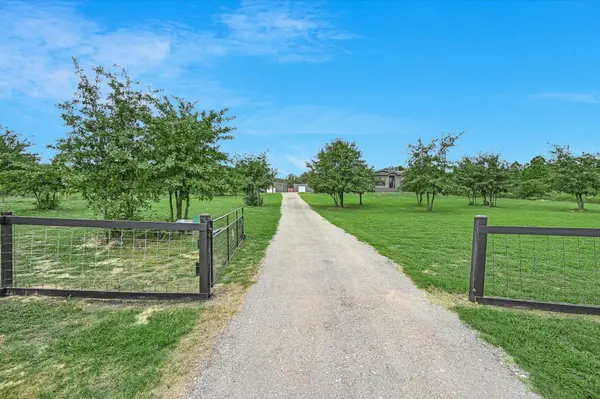 247 W Broken Tree LN, Smithville, TX 78957