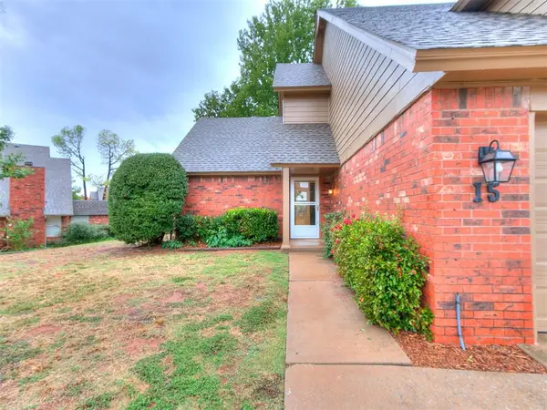15 Coventry CT, Edmond, OK 73012
