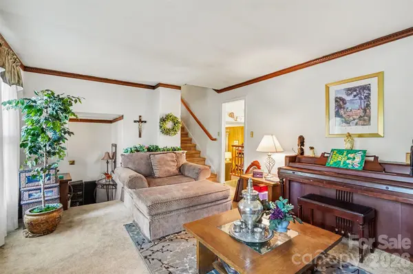 4701 Farm Pond LN, Charlotte, NC 28212