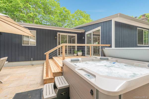 35 Montauk BLVD, East Hampton, NY 11937