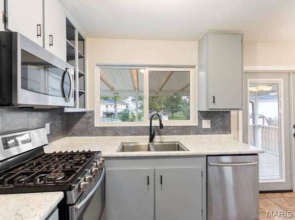 372 Messina DR, Ballwin, MO 63021