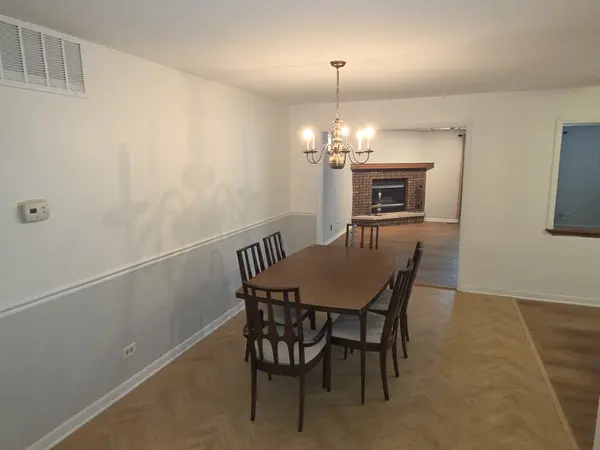 73 Forest LN, Elk Grove Village, IL 60007