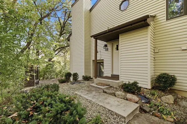 289 River Woods LN, Burnsville, MN 55337