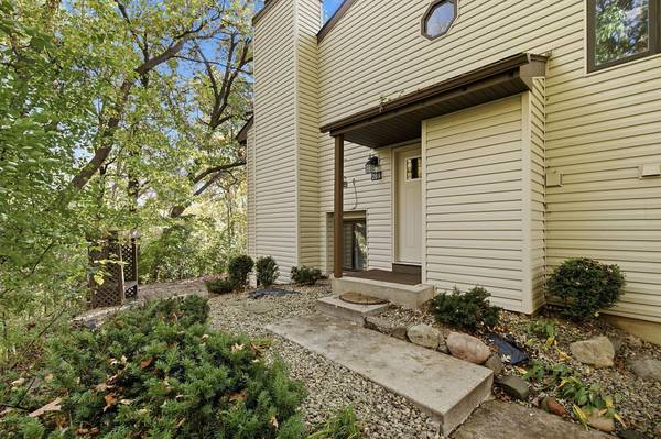 289 River Woods LN, Burnsville, MN 55337