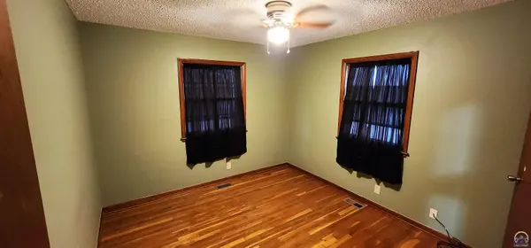 3211 SW 32nd St, Topeka, KS 66614
