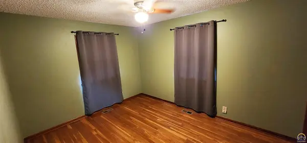 3211 SW 32nd St, Topeka, KS 66614