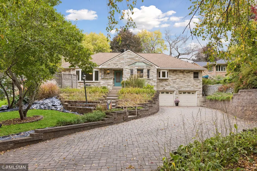 2299 Edgcumbe RD, Saint Paul, MN 55116