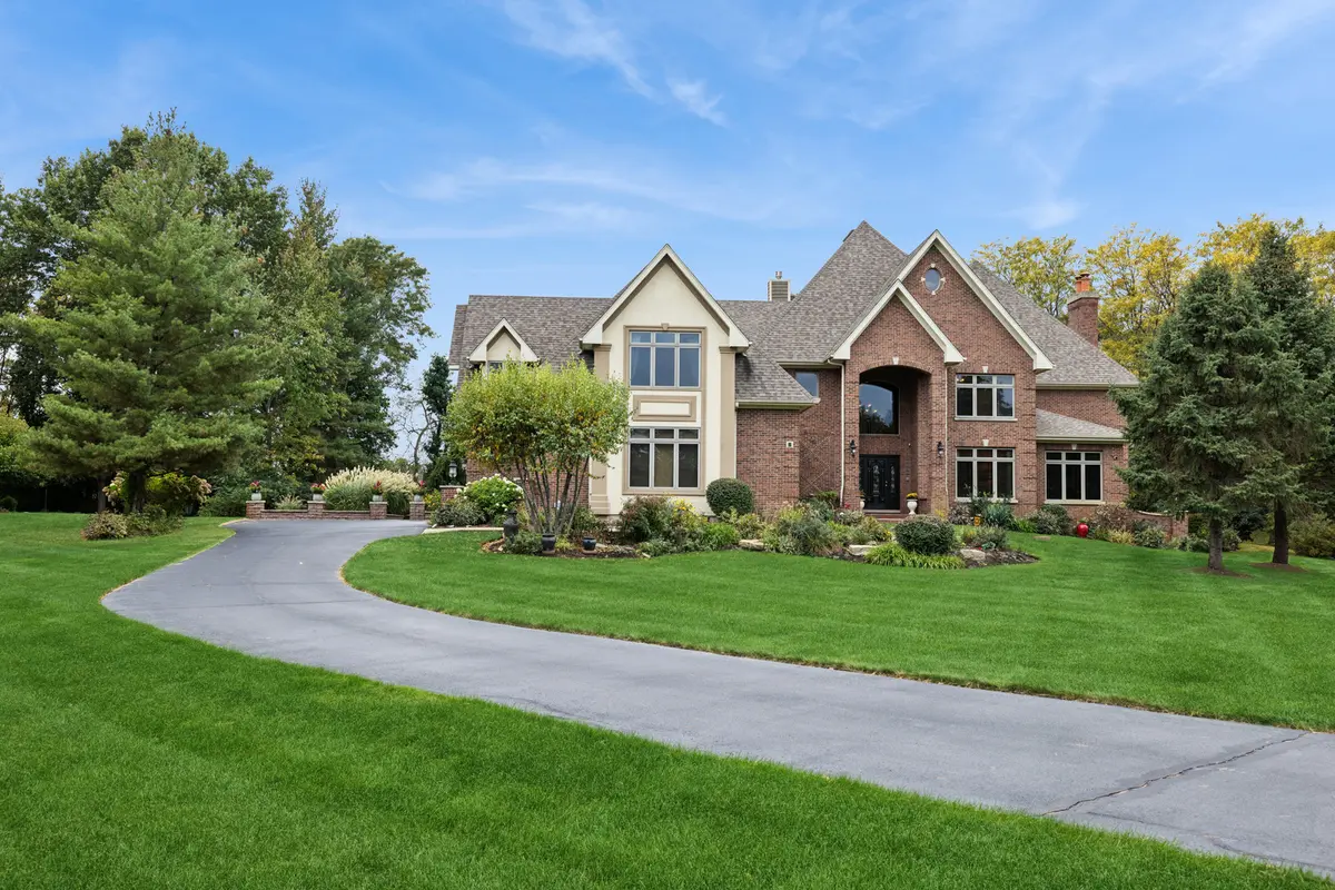 6 Fawn Ridge DR, Oakwood Hills, IL 60013