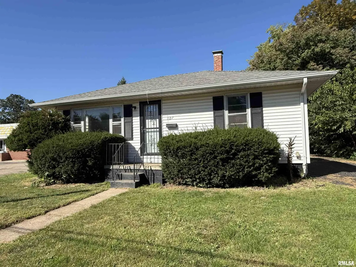 1127 E CHESTNUT ST, Canton, IL 61520