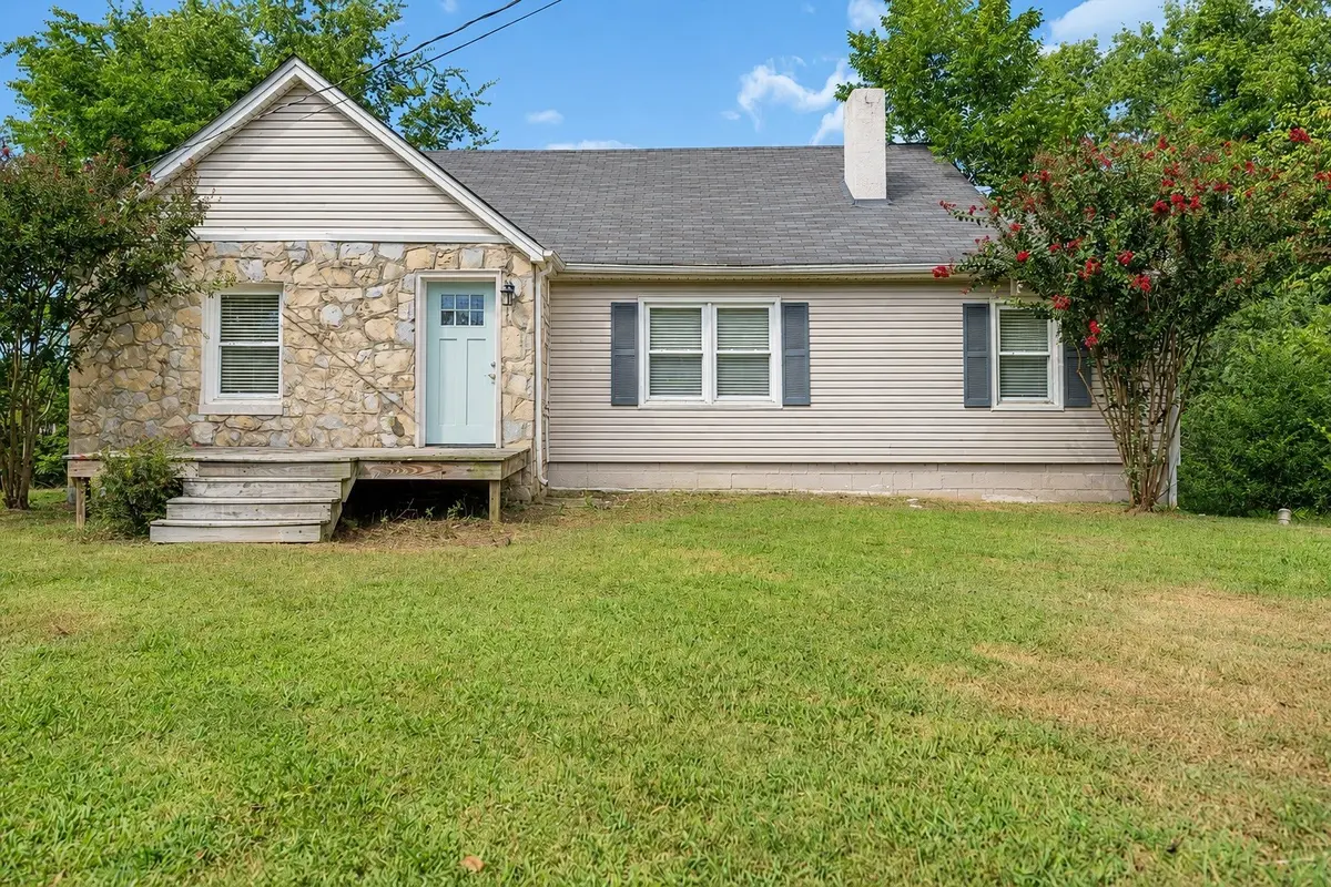 108 Greenwood Acres Dr, Columbia, TN 38401