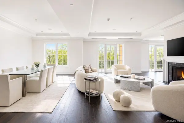 3000 Royal Court #3211, North Hills, NY 11040