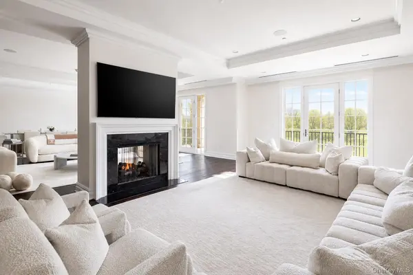 3000 Royal Court #3211, North Hills, NY 11040