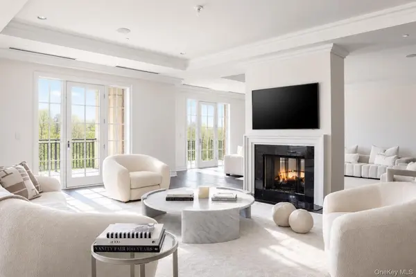 3000 Royal Court #3211, North Hills, NY 11040