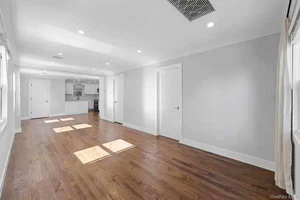 21-23 West DR, Port Washington, NY 11050