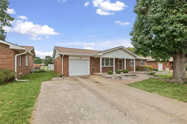 179 Red Bud DR, Wood River, IL 62095
