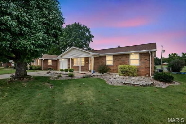 179 Red Bud DR, Wood River, IL 62095