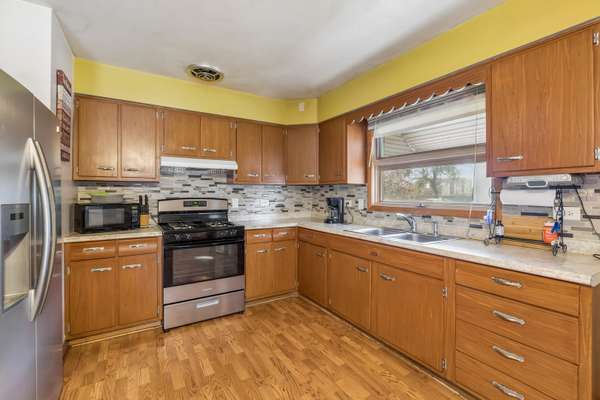 818 S 2nd AVE, Maywood, IL 60153