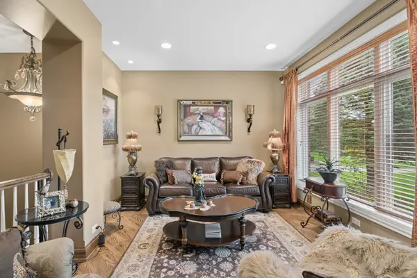6 Fawn Ridge DR, Oakwood Hills, IL 60013