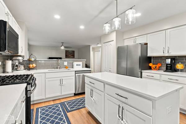426 Geneva LN, Cary, IL 60013