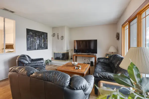 89 Grange RD, Elk Grove Village, IL 60007