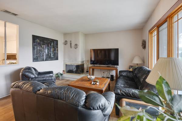 89 Grange RD, Elk Grove Village, IL 60007