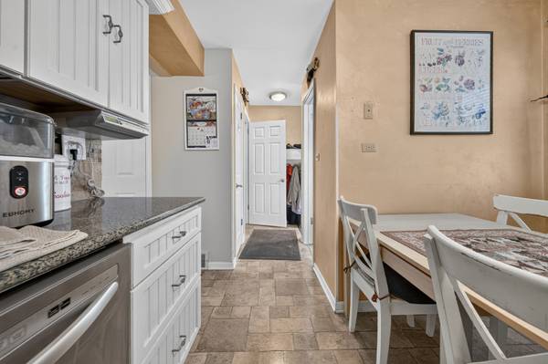 4 E Judith Ann DR, Mount Prospect, IL 60056
