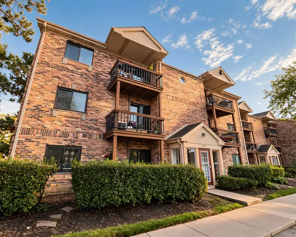 2221 Nichols RD #F, Arlington Heights, IL 60004
