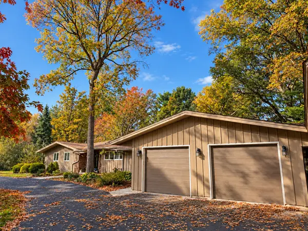990 Blackoak RD, Eau Claire, WI 54701