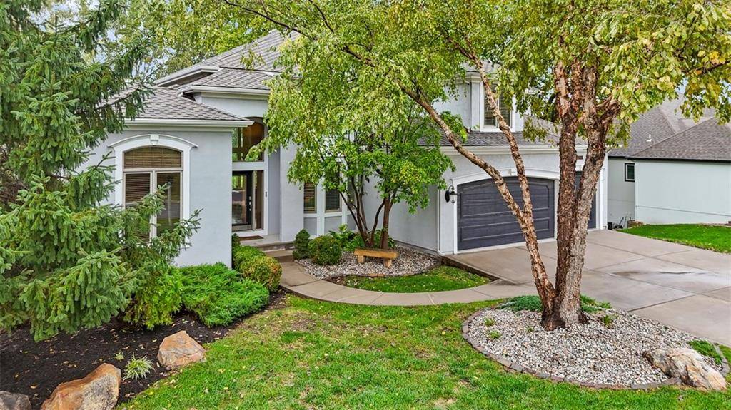 9920 Skyview LN, Lenexa, KS 66220