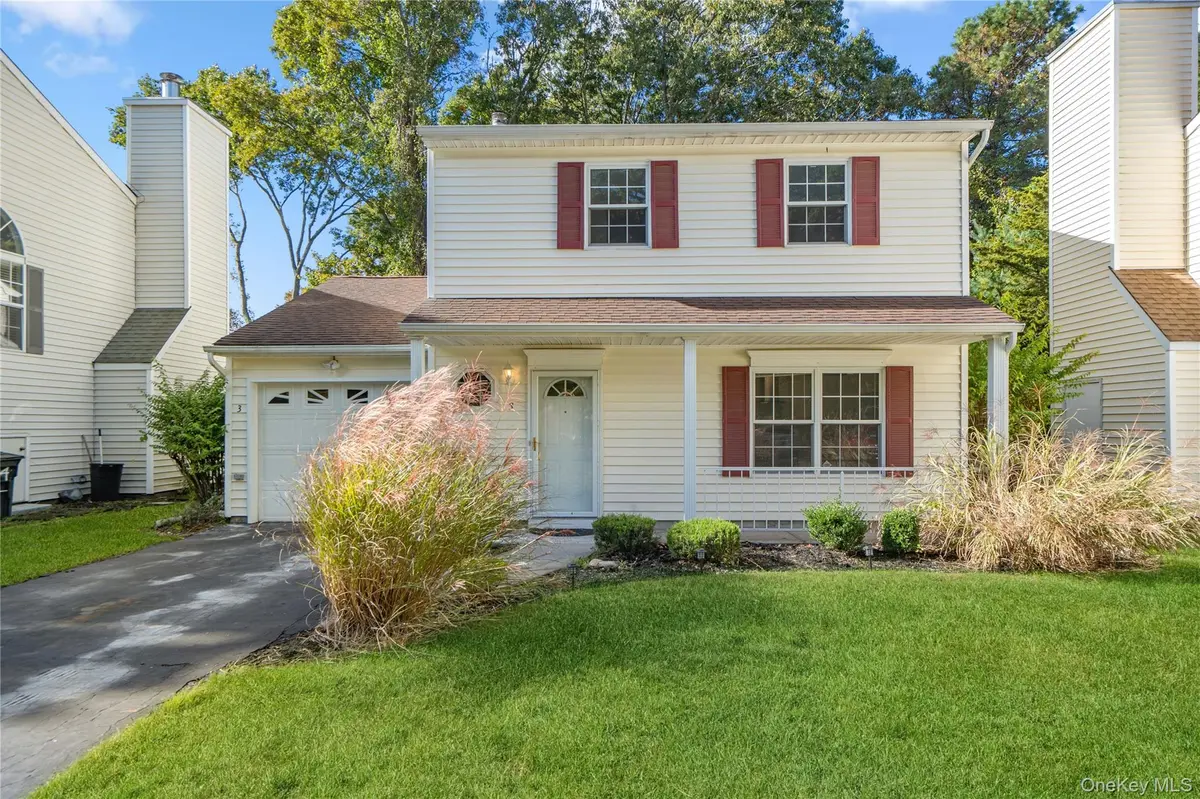 3 Deer PATH, Coram, NY 11727