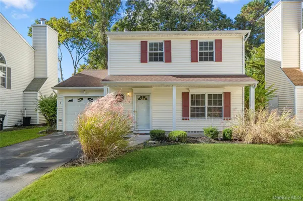 3 Deer PATH, Coram, NY 11727