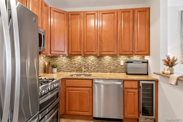 126 Beacon LN, Bronx, NY 10473