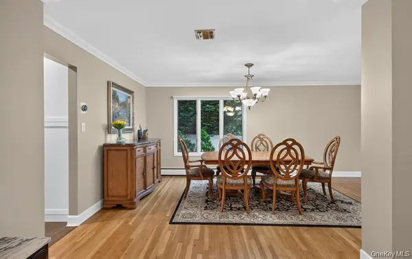 40 Pittoni DR, Commack, NY 11725
