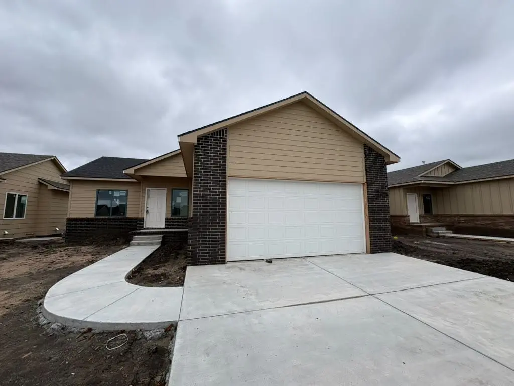 8979 E Forbes Cir, Bel Aire, KS 67226