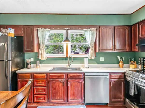 6732 NW Hidden Valley RD, Parkville, MO 64152