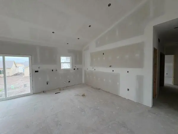 8985 E FORBES CIR, Bel Aire, KS 67220